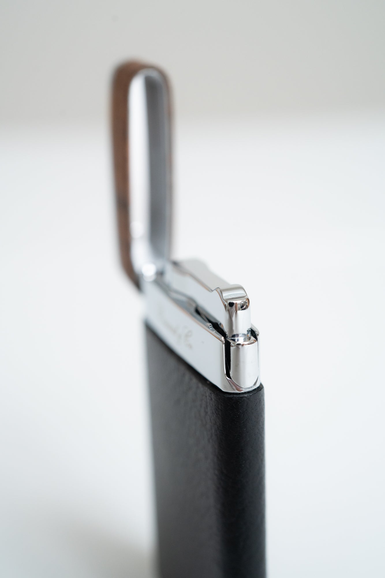 high-end cigar accessory features a powerful, wind-resistant flame in a slim, sophisticated design.