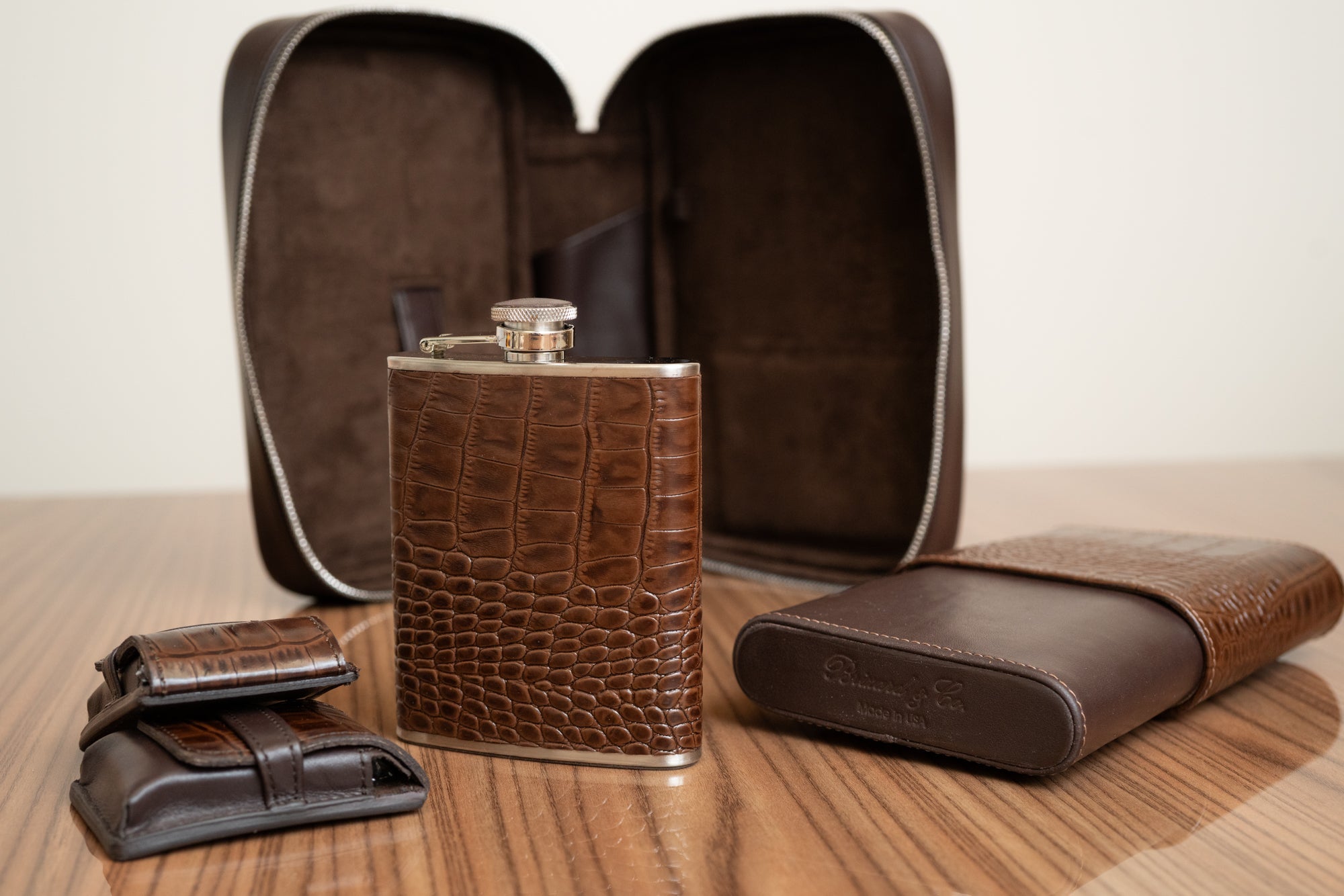 Brizard and Co. Havana Traveler – Croco Tobacco Collection, the pinnacle of luxury for discerning cigar aficionados. Crafted from the finest brown top-grain leather with an exquisite crocodile tobacco pattern, this sophisticated accessory ensures your premium cigars are protected in style.